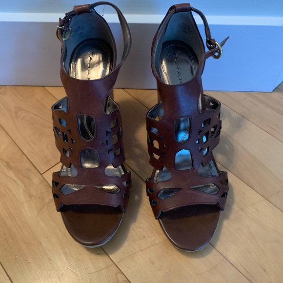 Tahari Wyne cutout wedges - Picture 2 of 3